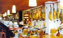 Mesa con 4 jamones al corte